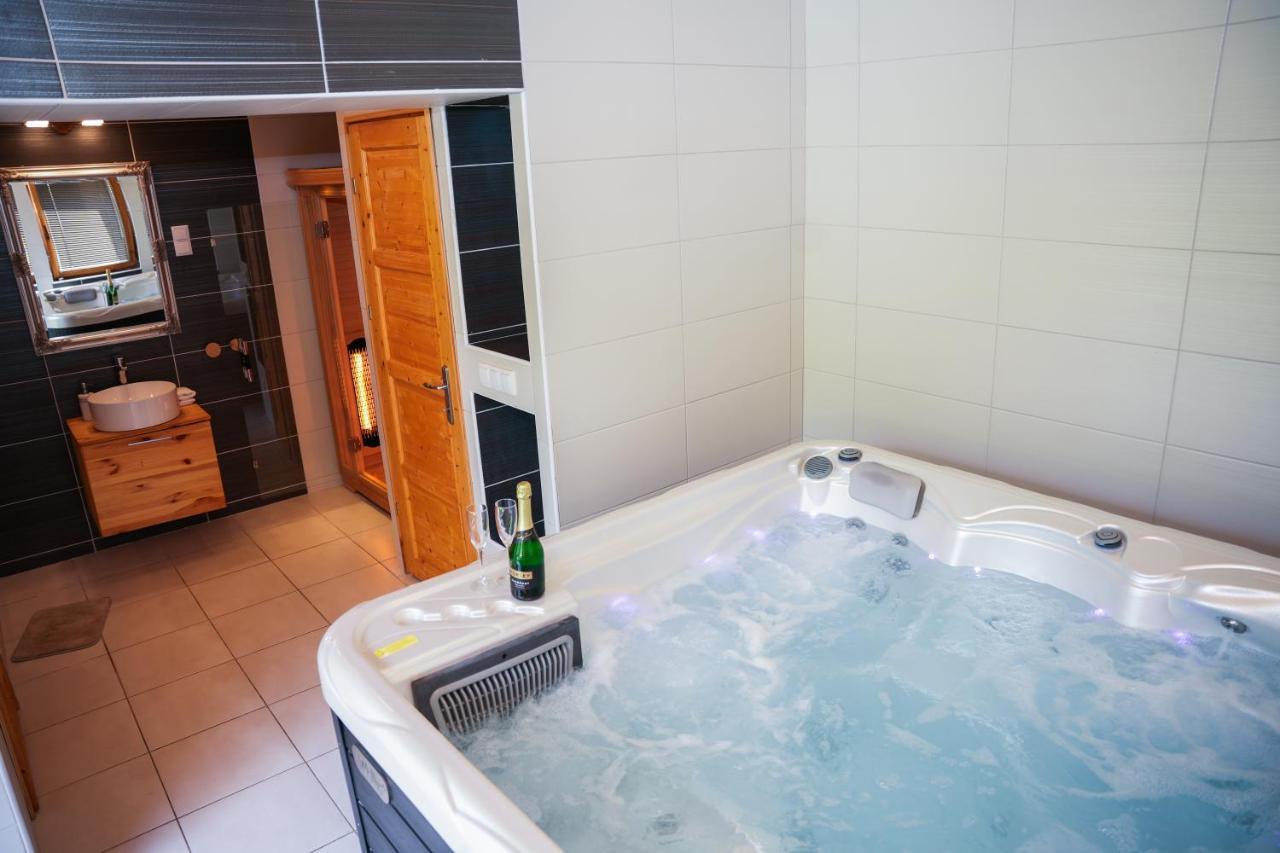 Varkert Deluxe Apartmanhaz ミシュコルツ エクステリア 写真