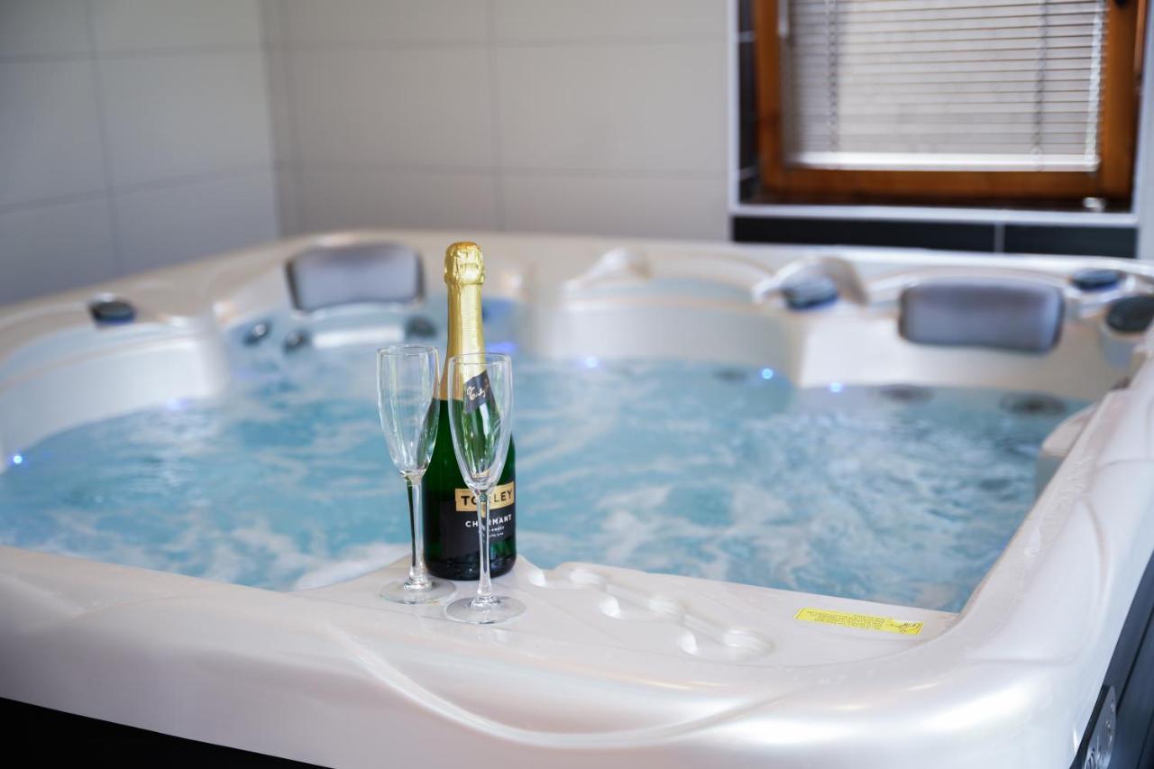 Varkert Deluxe Apartmanhaz ミシュコルツ エクステリア 写真